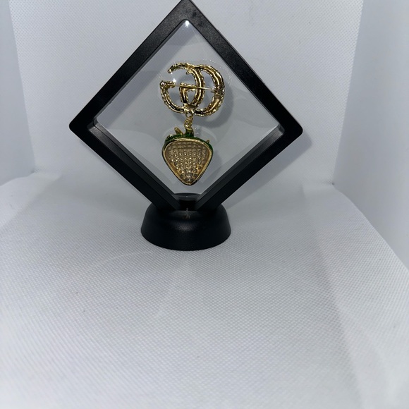 Brooch Gold GG Logo with Green Strawberry 🍓 Charm Absolutely Stunning 🤩 - Picture 5 of 7